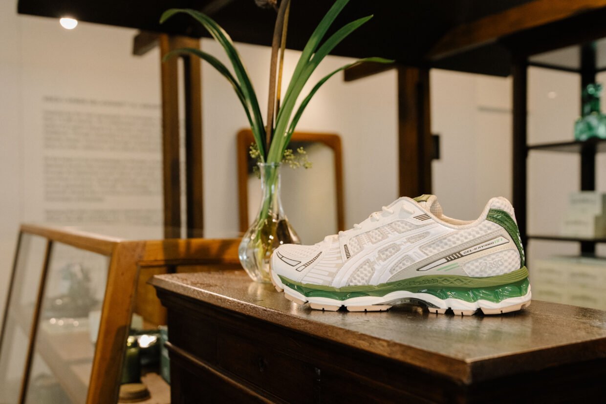 ASICS GEL-KAYANO 12.1 ARCHIPELAGO berwarna off-white dengan aksen hijau pandan di pop-up Plaza Senayan
