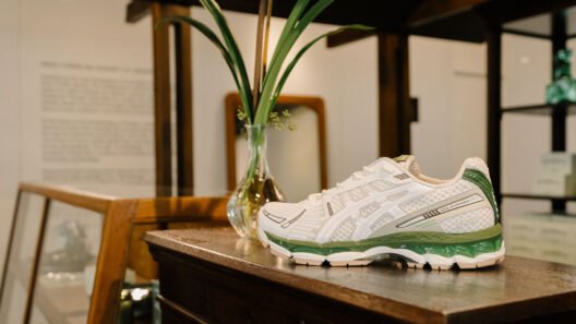 ASICS GEL-KAYANO 12.1 ARCHIPELAGO berwarna off-white dengan aksen hijau pandan di pop-up Plaza Senayan