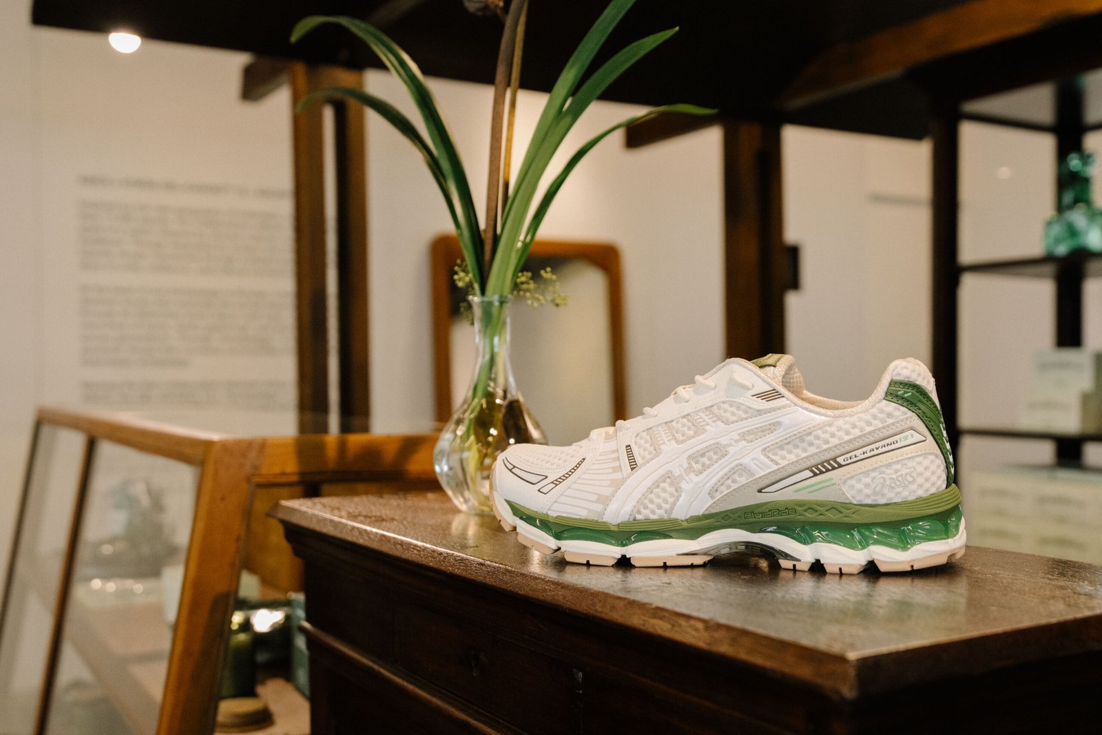 GEL-KAYANO 12.1 ARCHIPELAGO dengan aksen hijau pandan