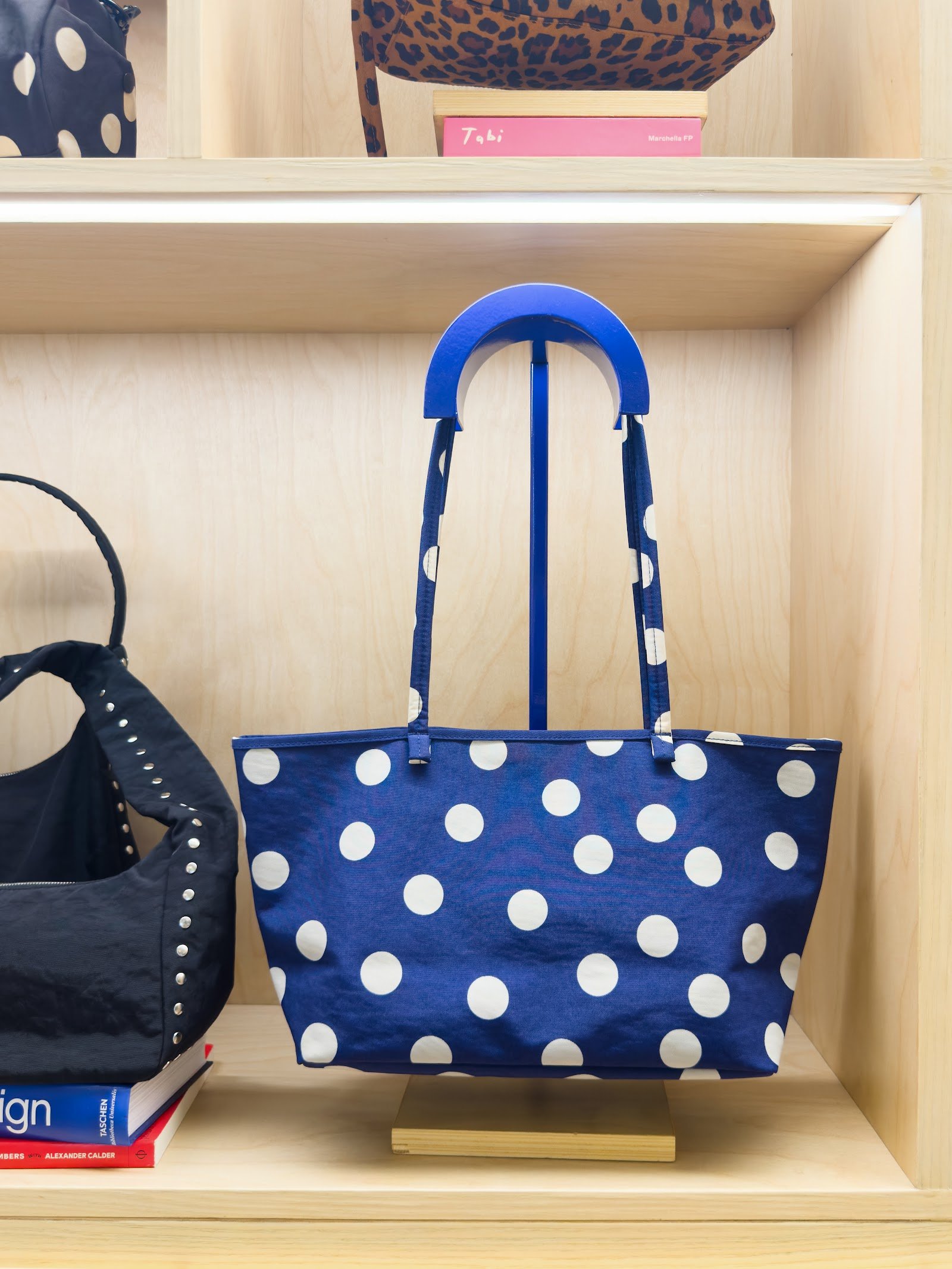 Tas BAGGU biru bermotif polkadot putih.