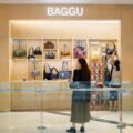 Fasad toko BAGGU di Grand Indonesia, Jakarta, dengan display tas dan pengunjung di depannya.