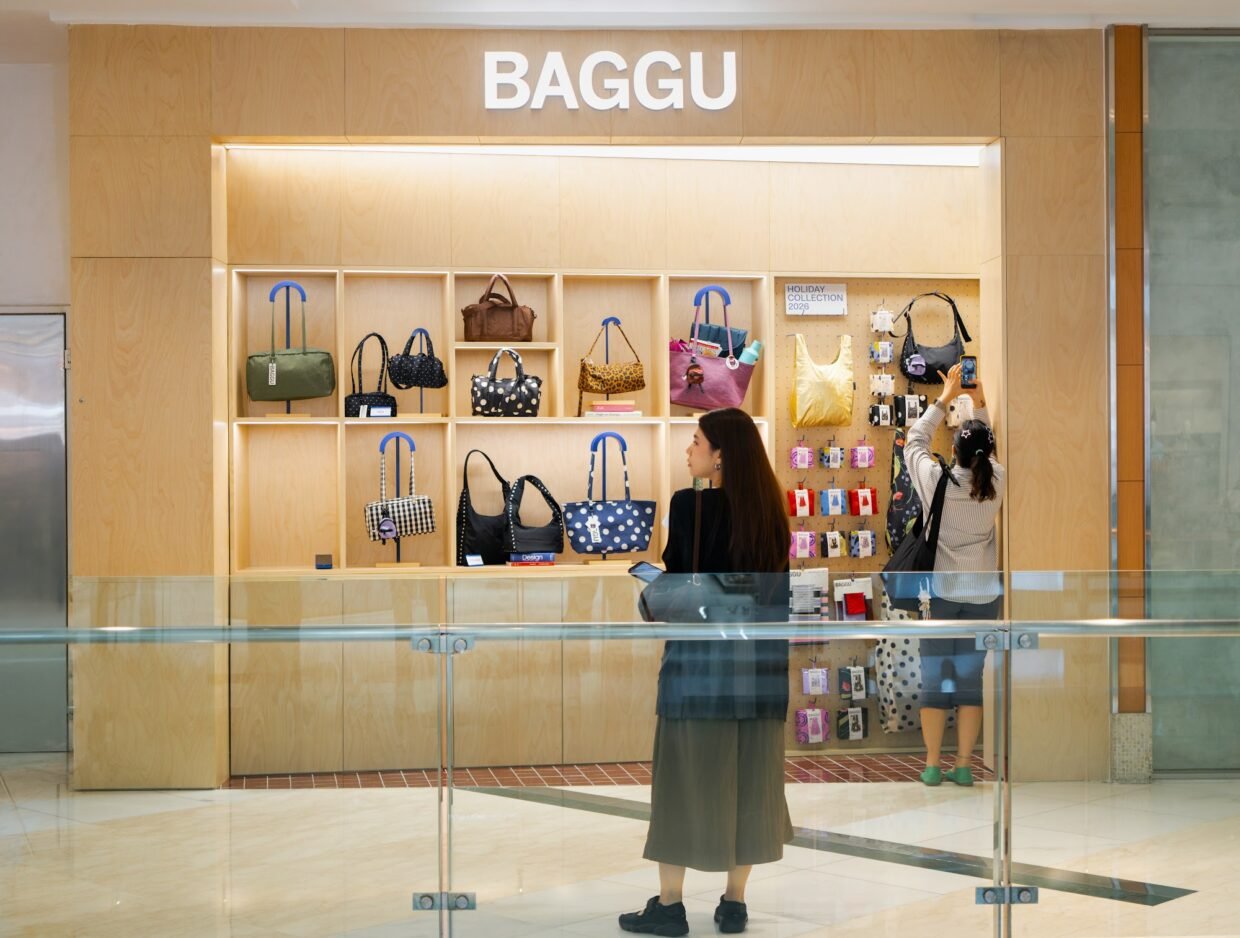 Fasad toko BAGGU di Grand Indonesia, Jakarta, dengan display tas dan pengunjung di depannya.
