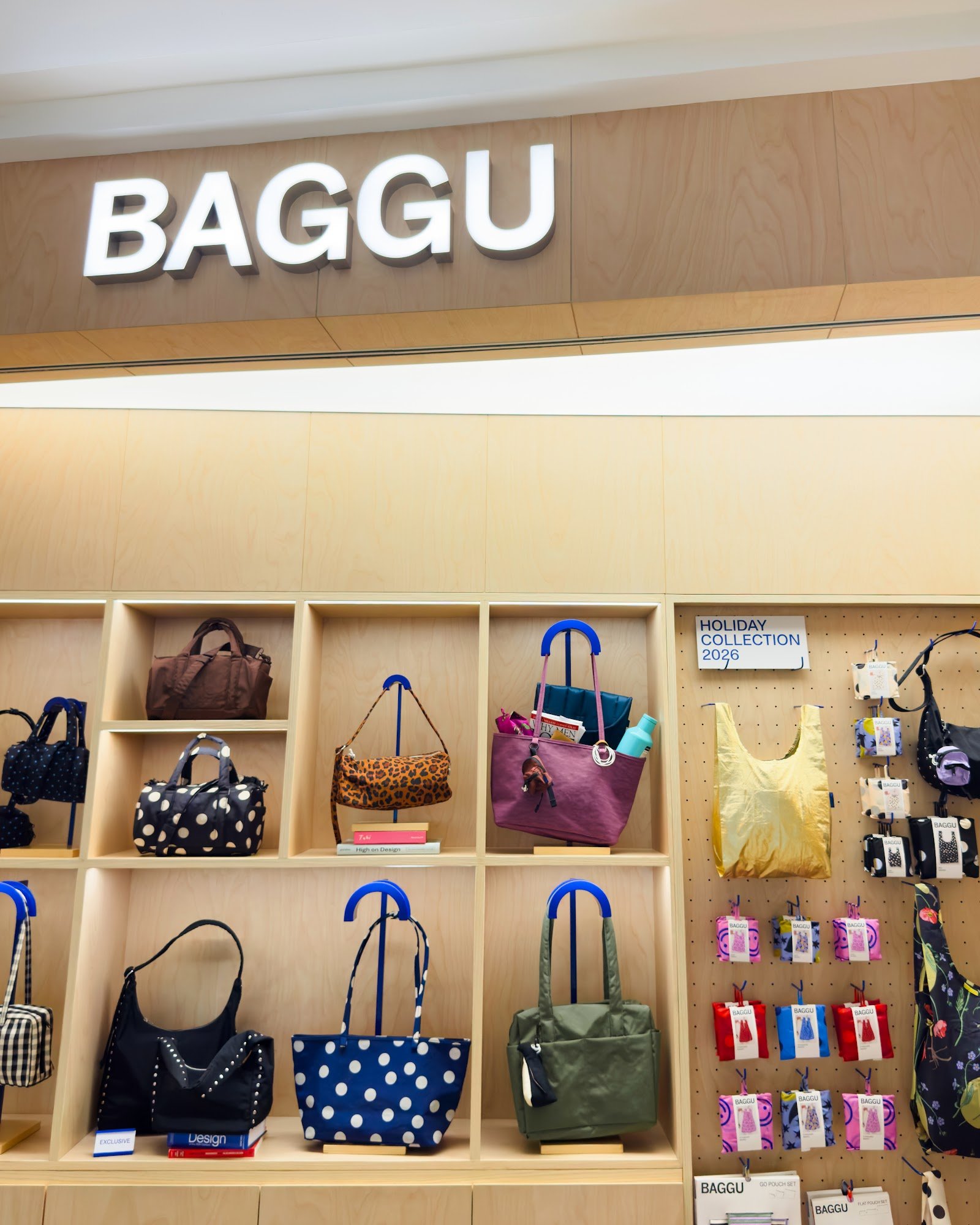 Display tas dan aksesori BAGGU di toko Grand Indonesia, Jakarta.