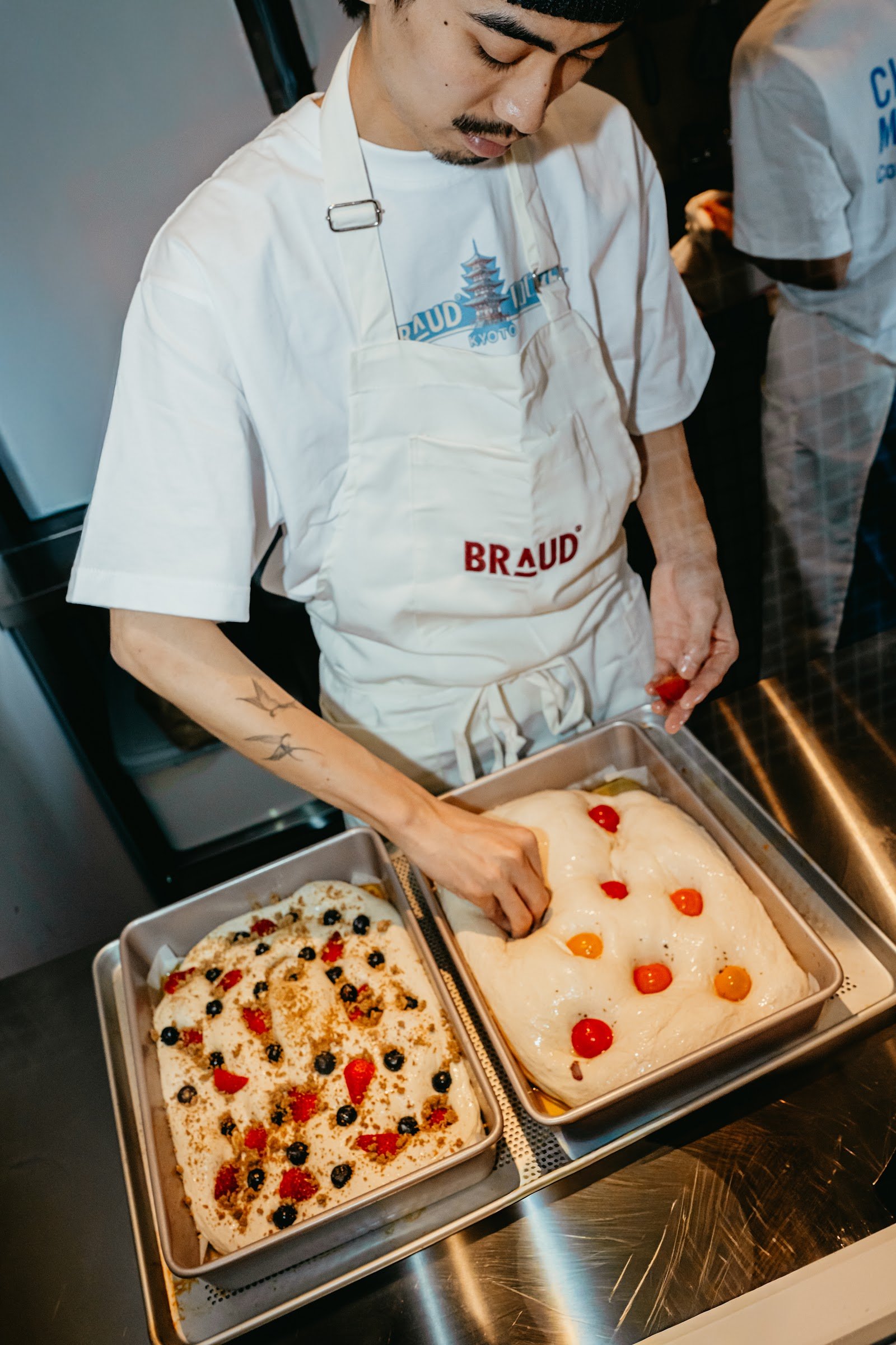 Tim BRAUD menyiapkan focaccia di dapur