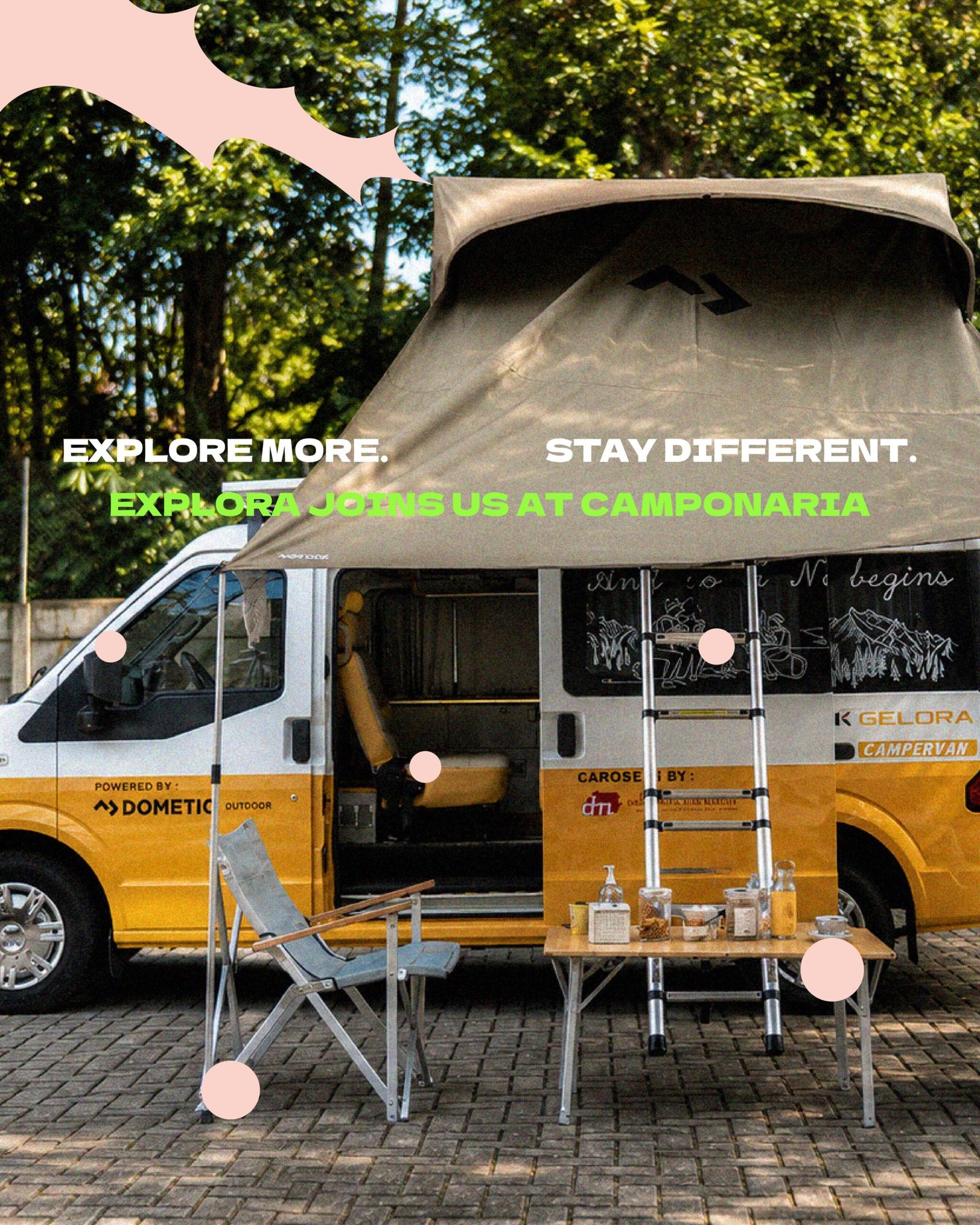 Visual resmi Camponaria dan Explora: campervan dengan rooftop tent serta kursi outdoor