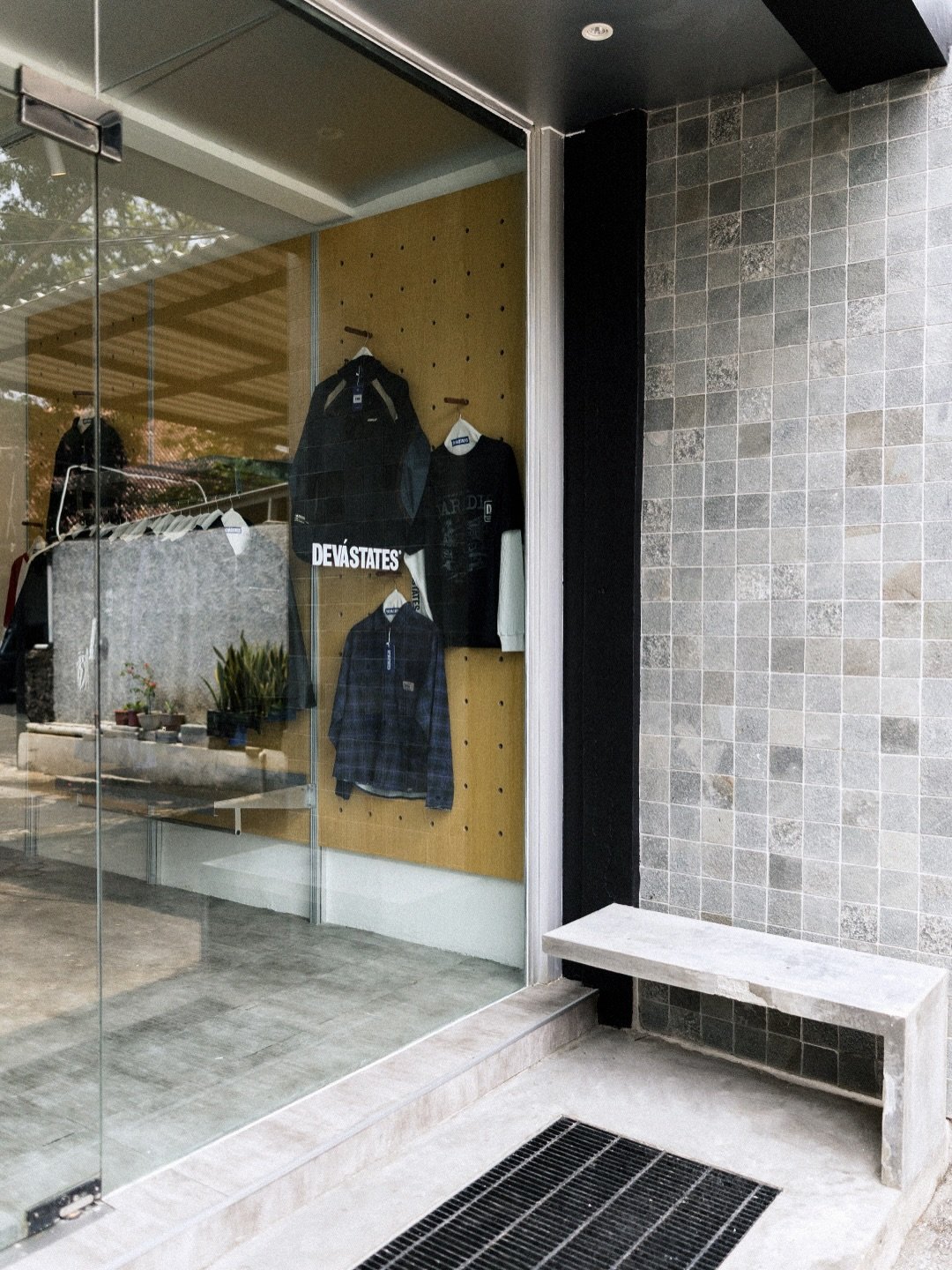 Pintu masuk offline store Deva States 022