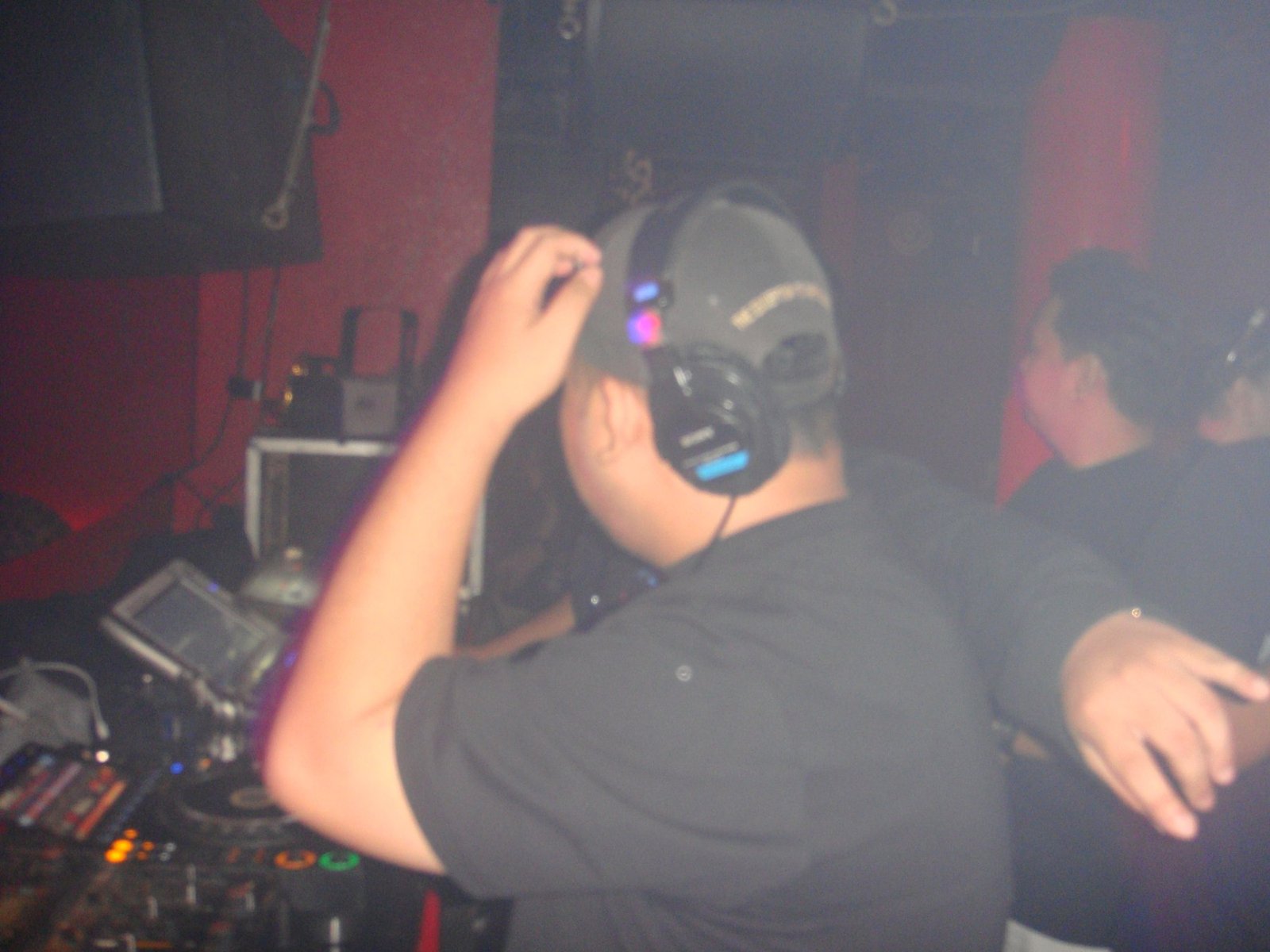 DJ di balik perangkat musik.