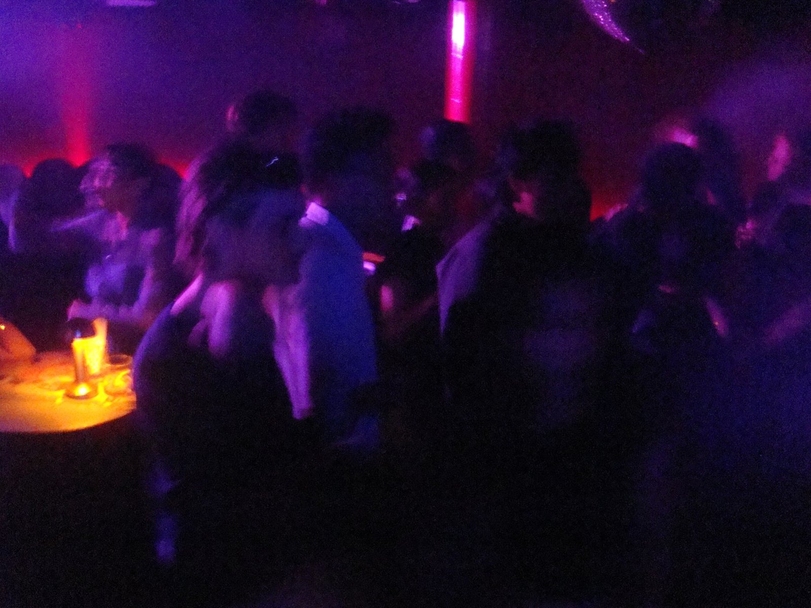 Suasana pertemuan di lantai dansa.