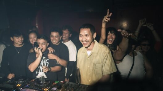 Pengunjung berkumpul di sekitar booth pada Glasloop Turns 6