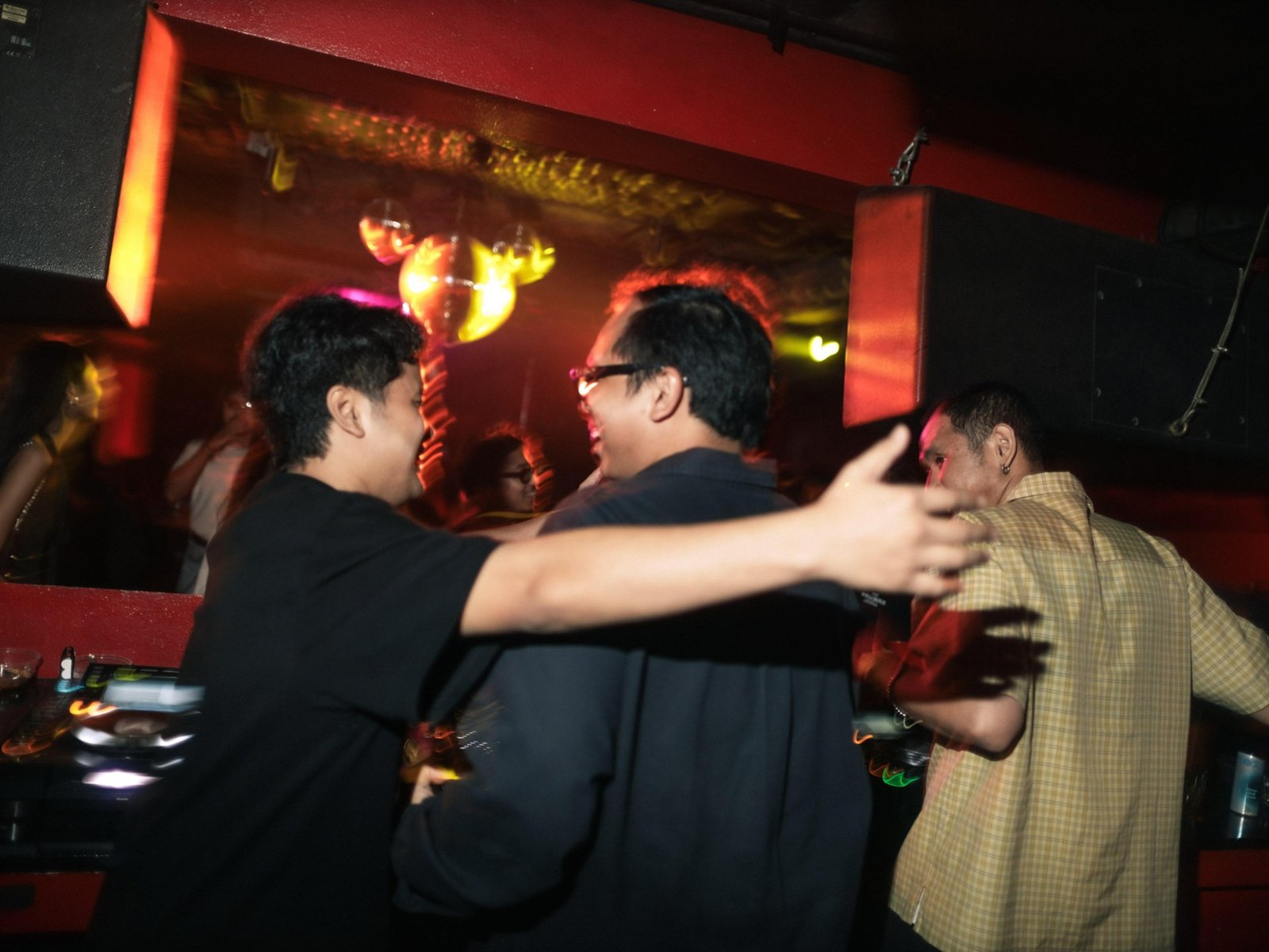 Pelukan di tepi booth