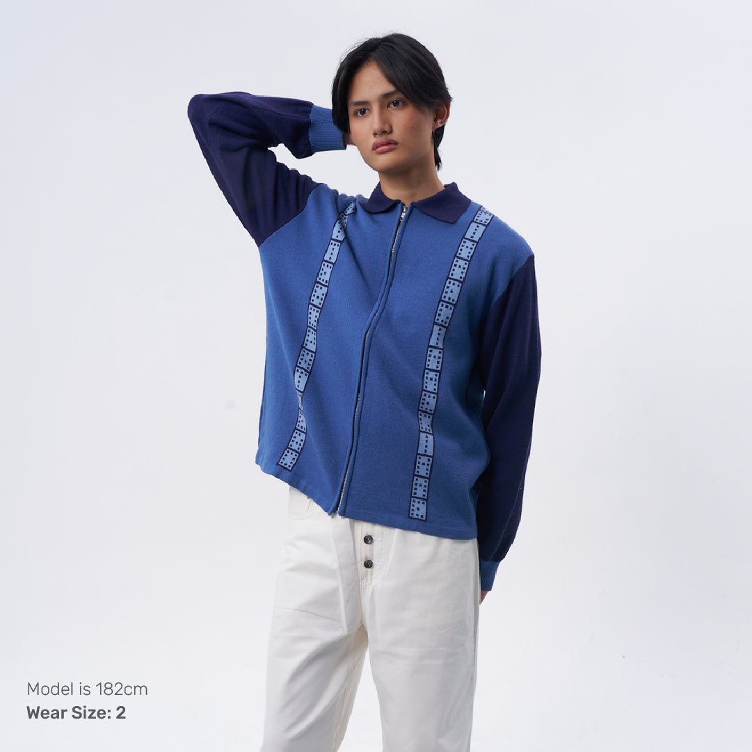 Model mengenakan Domino Knit Jacket biru