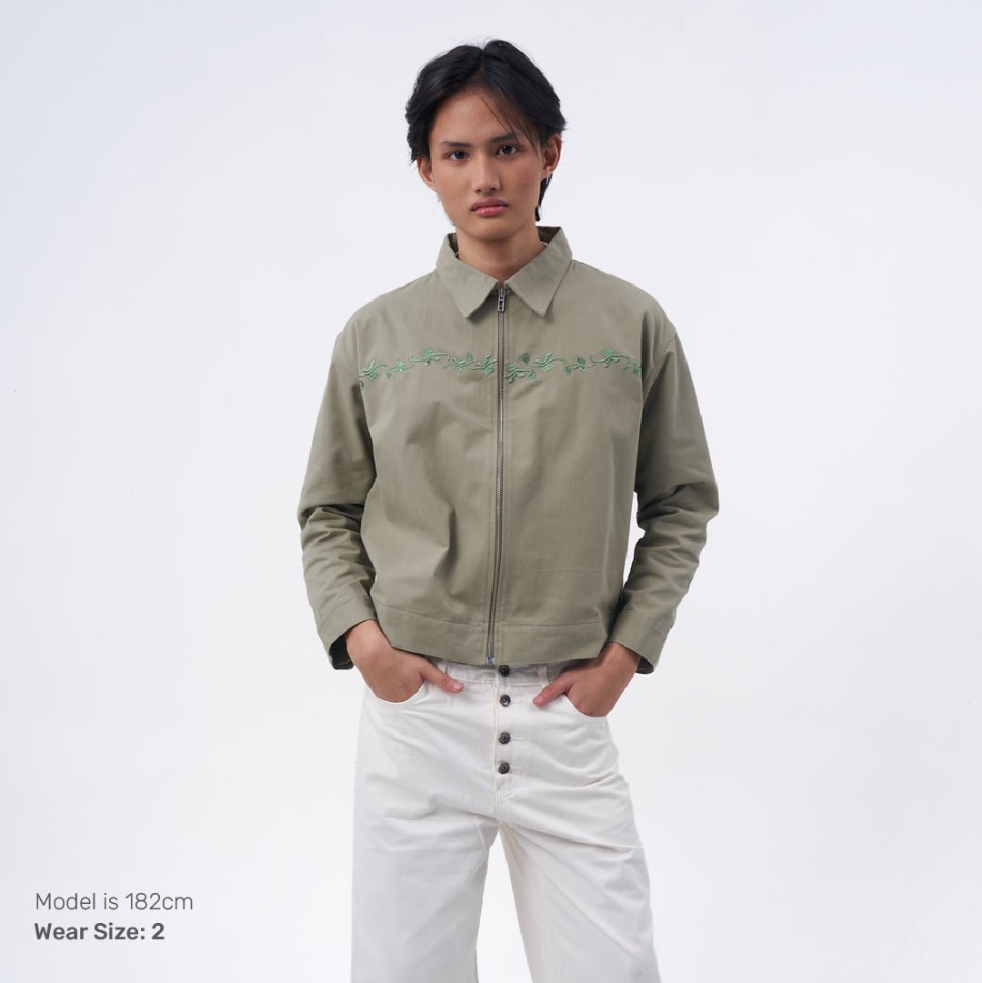 Model mengenakan Rematch Work Jacket sage green
