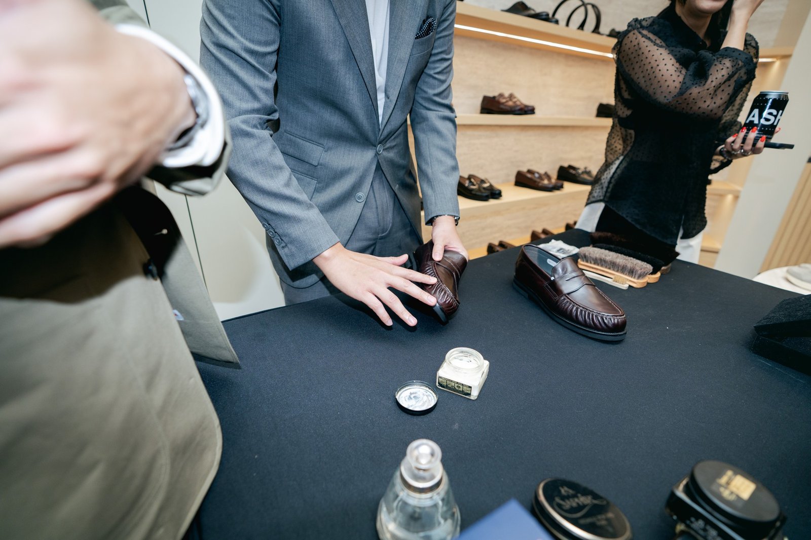 Demonstrasi perawatan sepatu kulit dengan produk shoe-care REGAL
