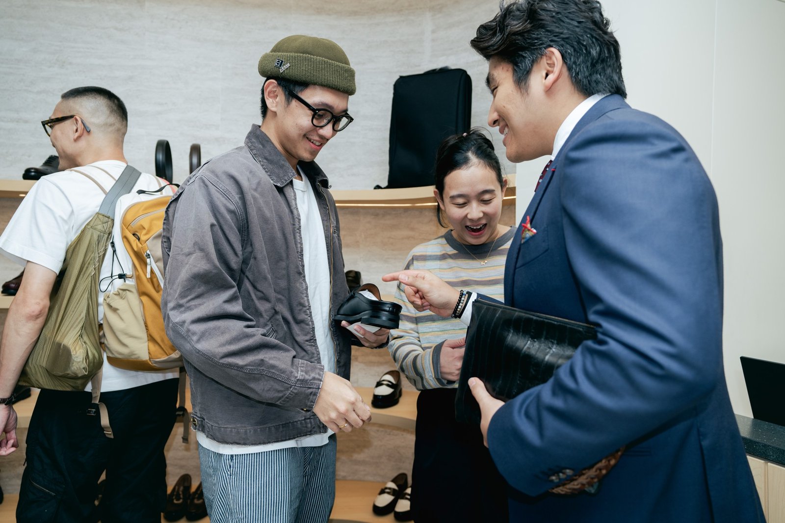 Pengunjung melihat koleksi sepatu kulit di gerai REGAL
