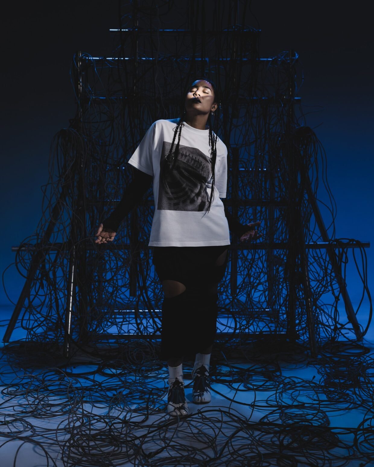 Lookbook RESILIENCE Bharatadanu dan KEEPFS dengan kaus grafis dan instalasi kabel