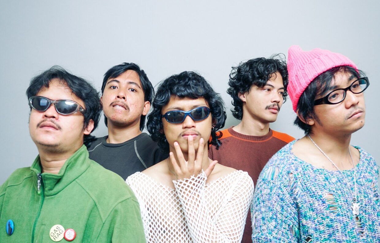 Kelima personel The Skit berpose di studio dengan latar abu-abu.